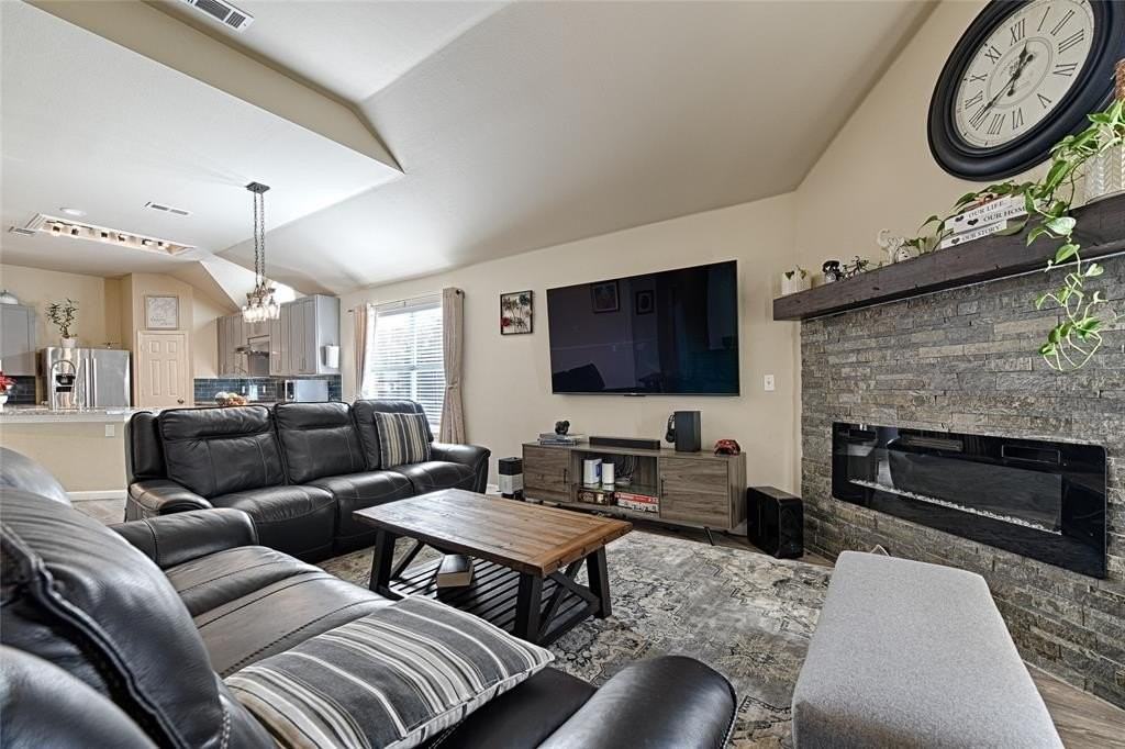 2704 Spring Dr - Photo 4 of 35