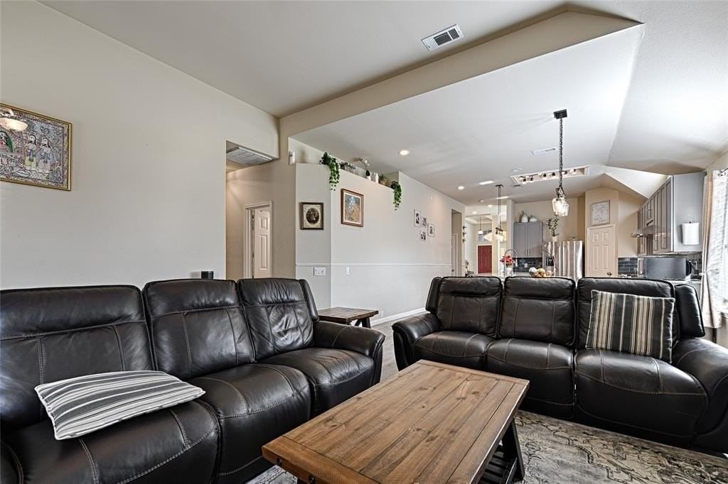 2704 Spring Dr - Photo 5 of 35