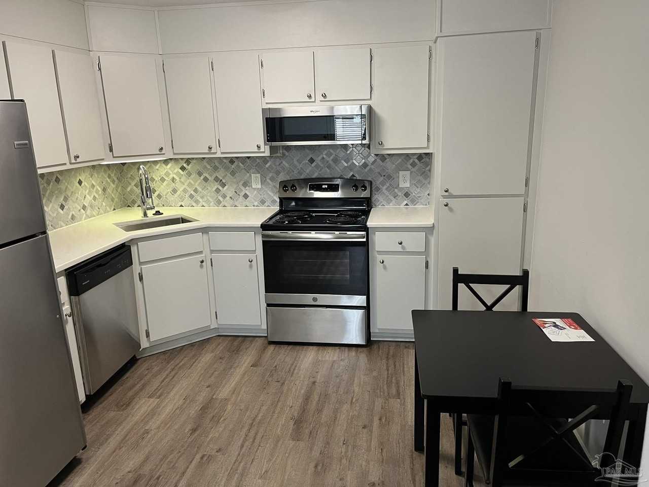 1271 Redwood Ln Apt E - Photo 3 of 17