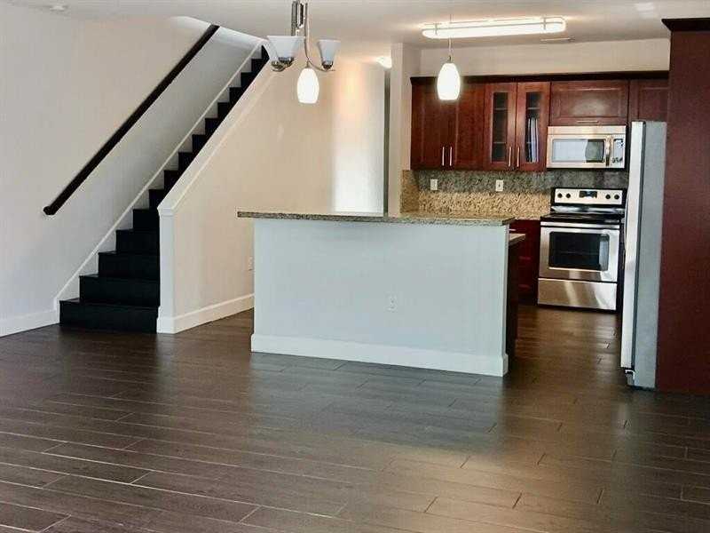 323 Sw 11th St - Photo 3 of 9