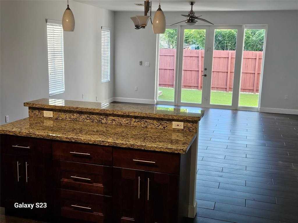 323 Sw 11th St - Photo 4 of 9