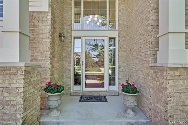 6062 Fairborn Dr - Photo 2 of 36