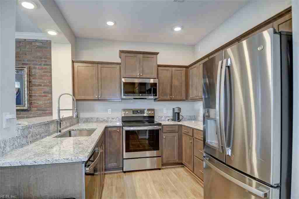 1007 Kathy Ann Way W - Photo 3 of 19