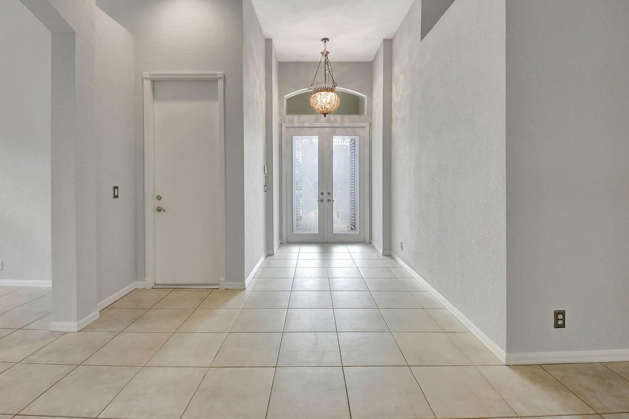 11241 Sea Grass Cir - Photo 4 of 33