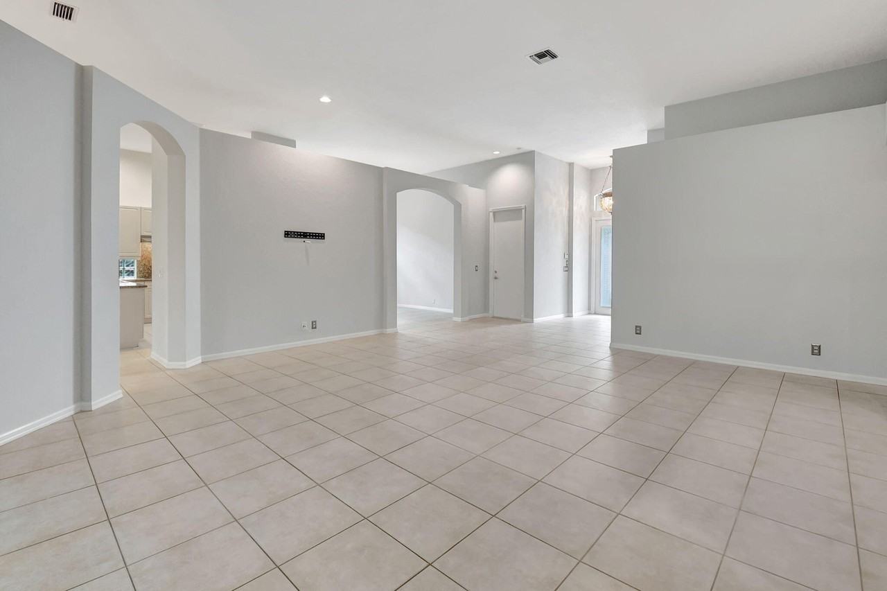 11241 Sea Grass Cir - Photo 5 of 33