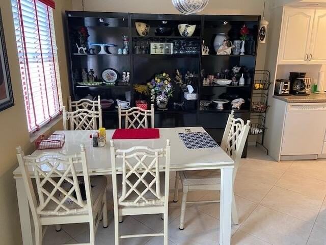 4042 Exeter C - Photo 4 of 12