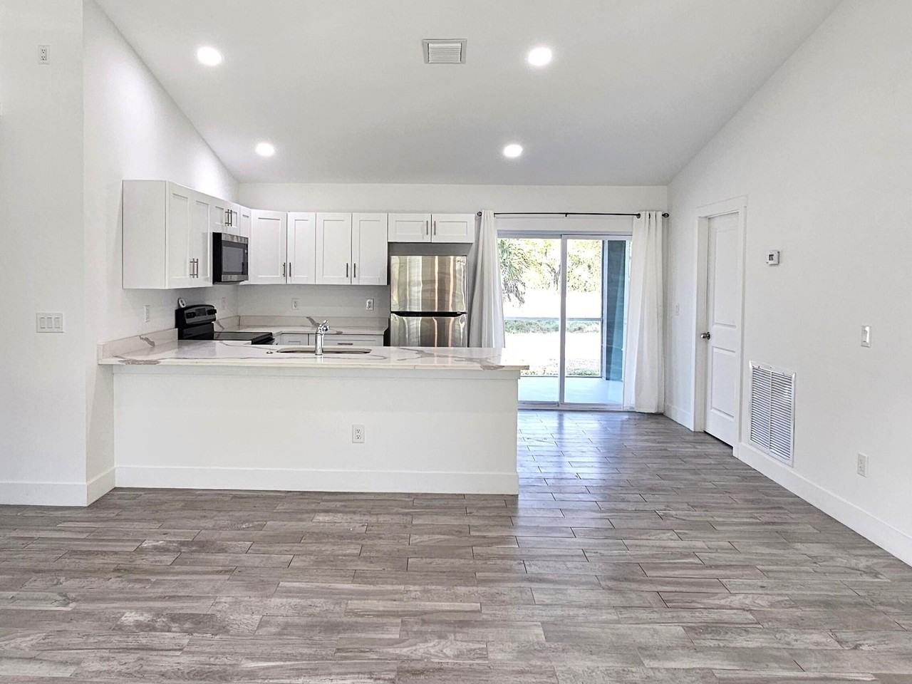 2447 Nw 5th St - Photo 3 of 15