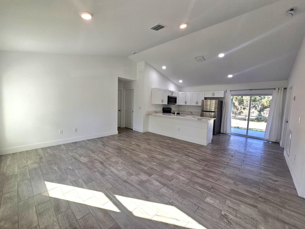 2447 Nw 5th St - Photo 4 of 15