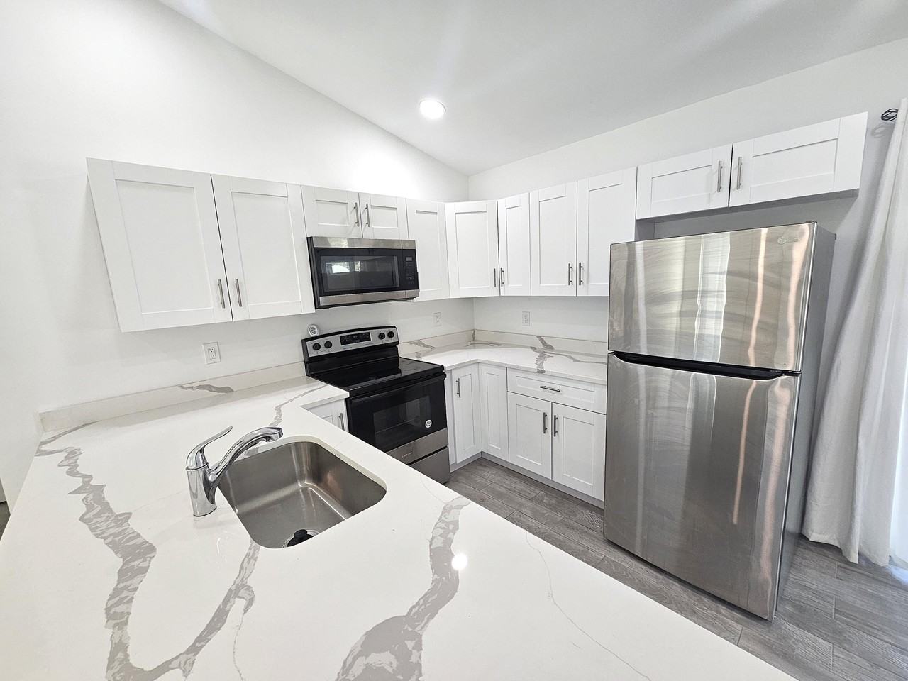 2447 Nw 5th St - Photo 6 of 15