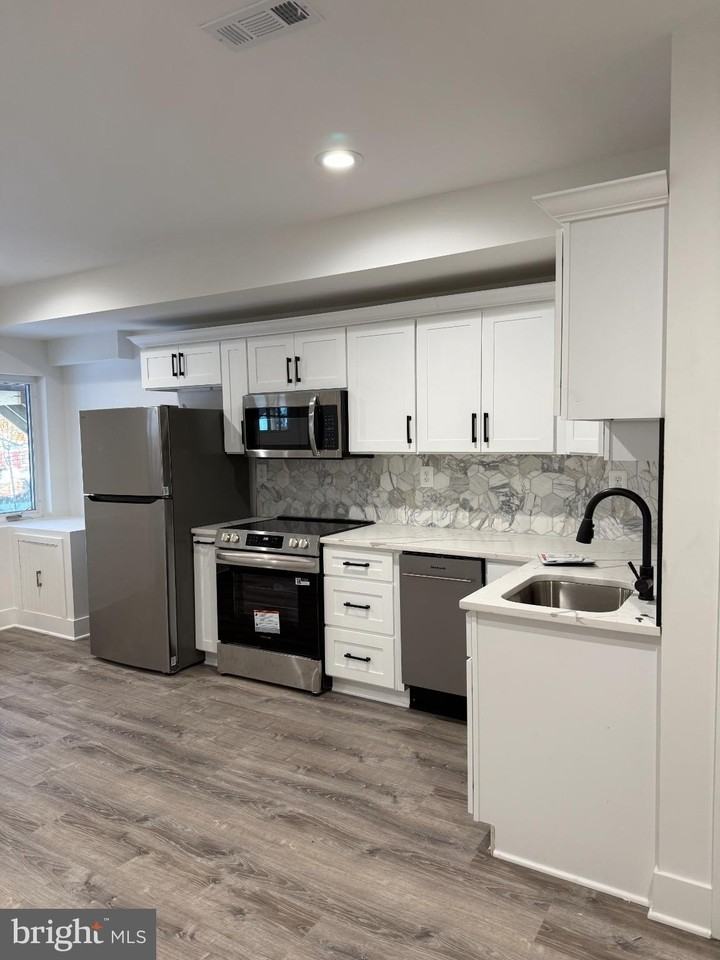 3923 Roland Ave - Photo 3 of 13