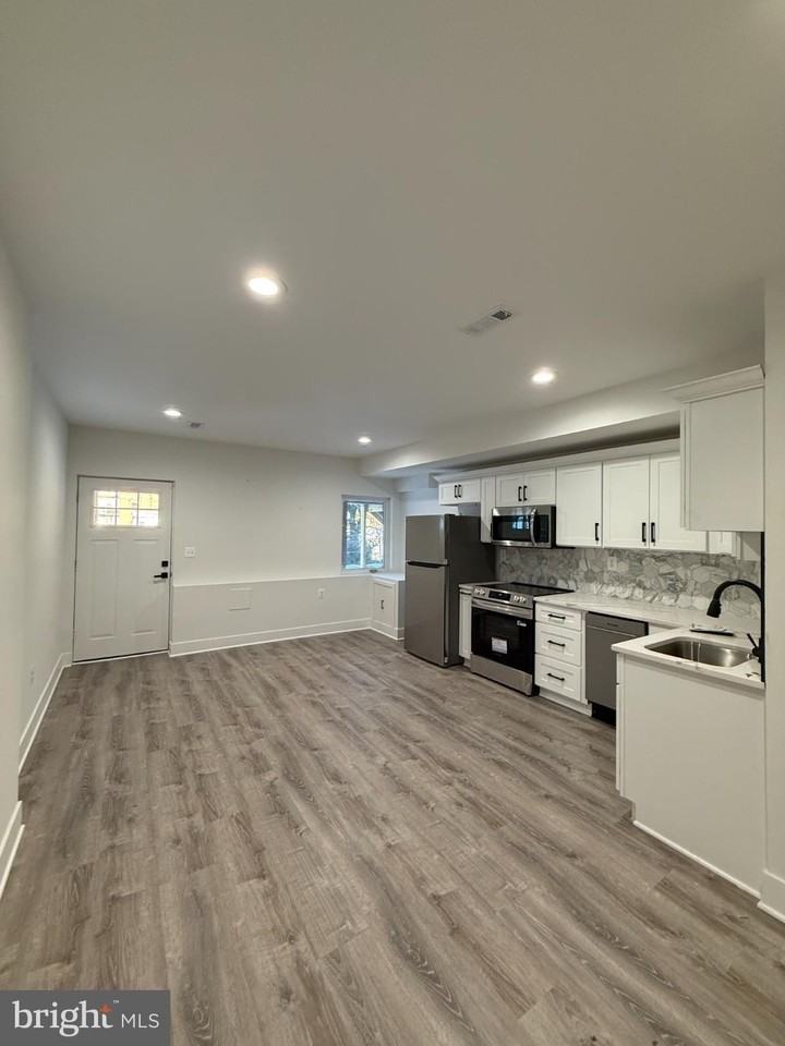 3923 Roland Ave - Photo 4 of 13