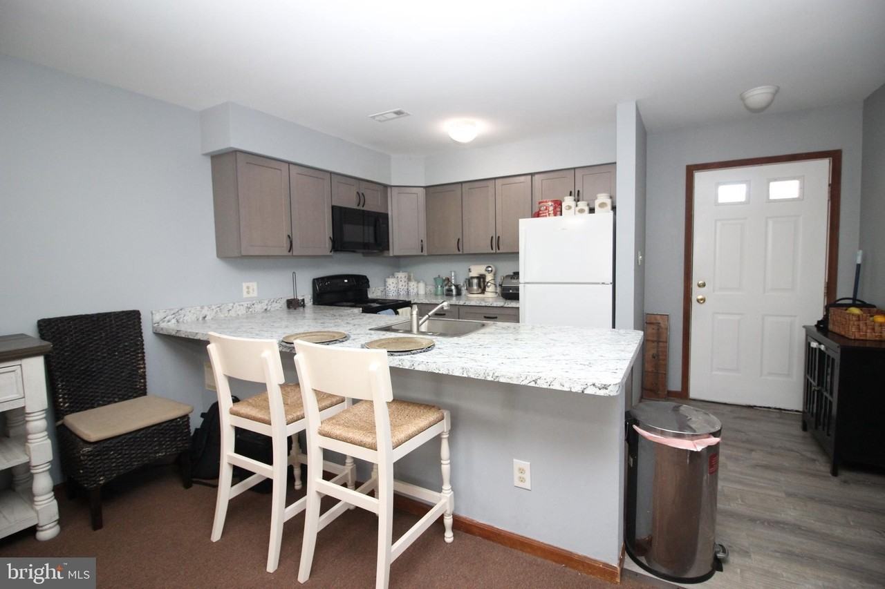 214 Spring House Ln - Photo 4 of 20