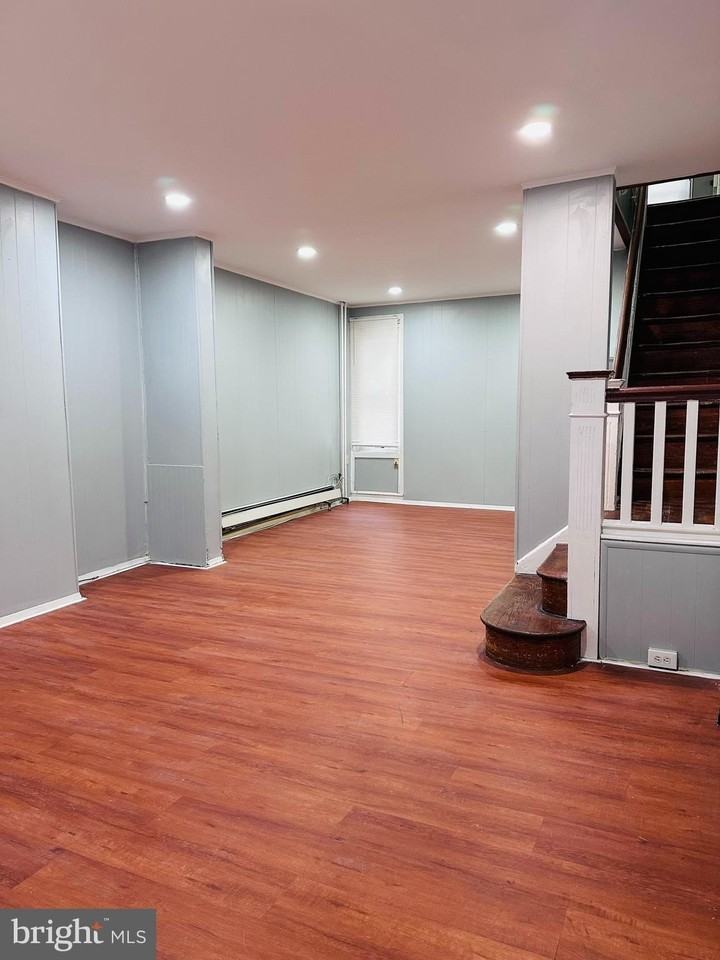 556 N Wanamaker St - Photo 3 of 10