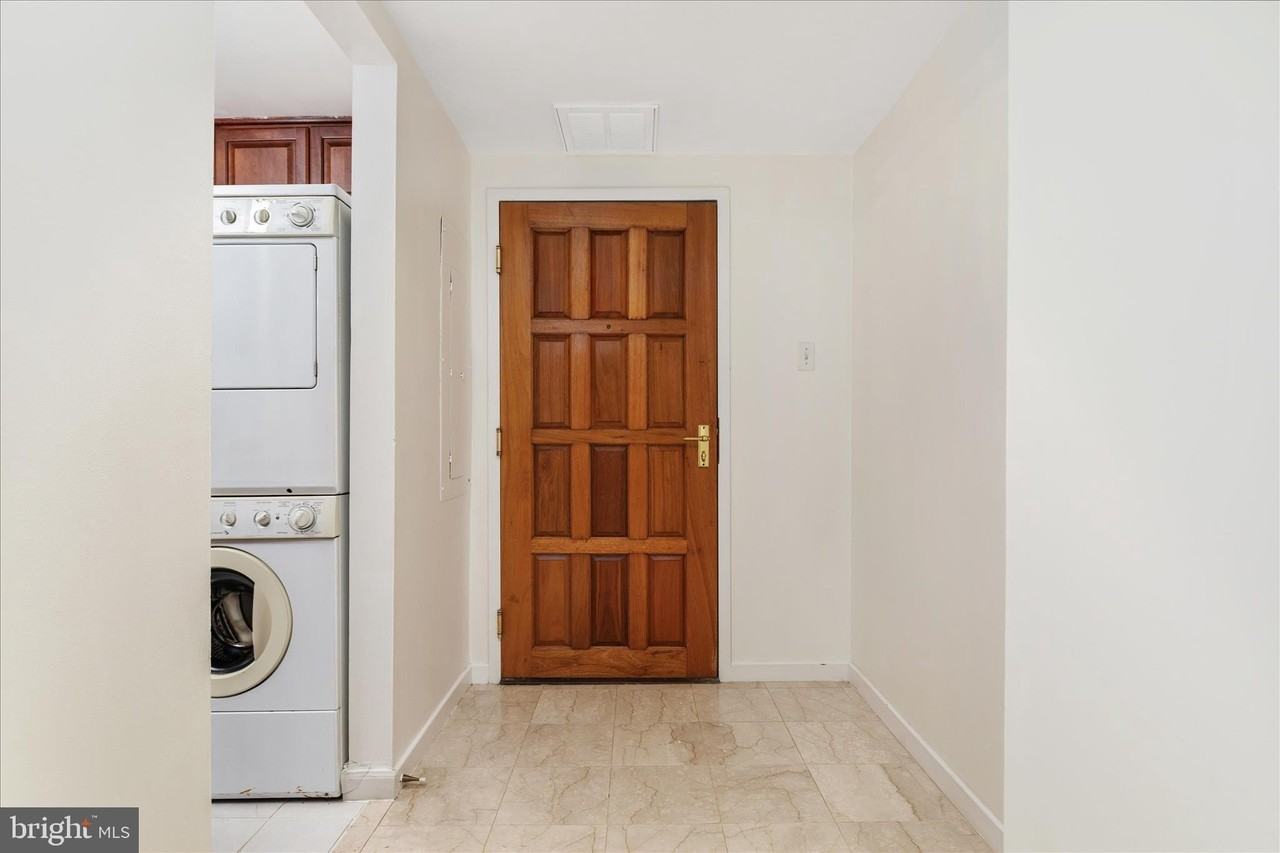 1530 Key Blvd Apt 401 - Photo 4 of 32