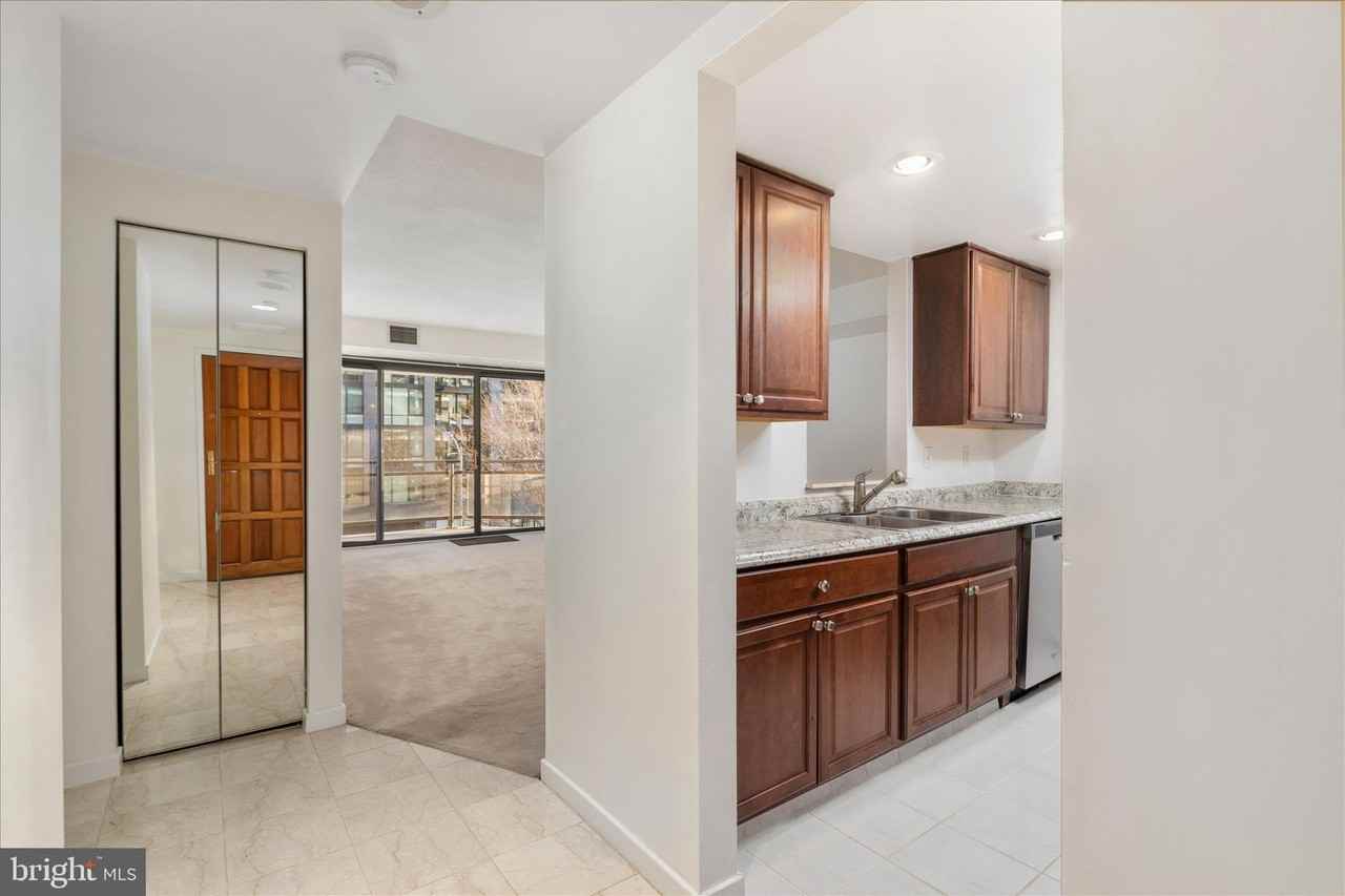 1530 Key Blvd Apt 401 - Photo 6 of 32