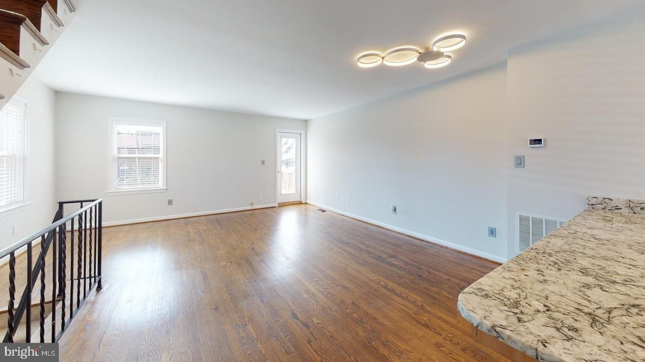 2029 S Glebe Rd - Photo 3 of 25