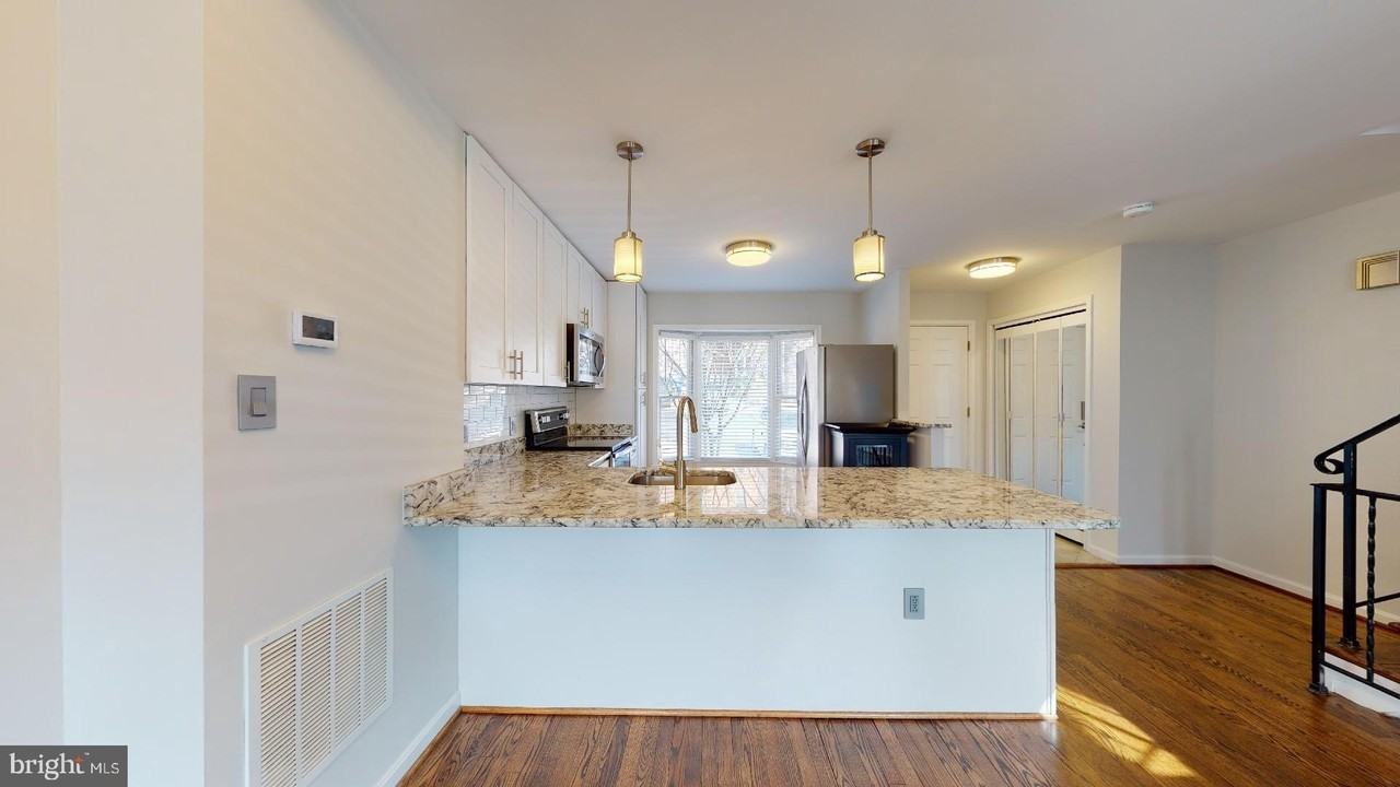 2029 S Glebe Rd - Photo 6 of 25