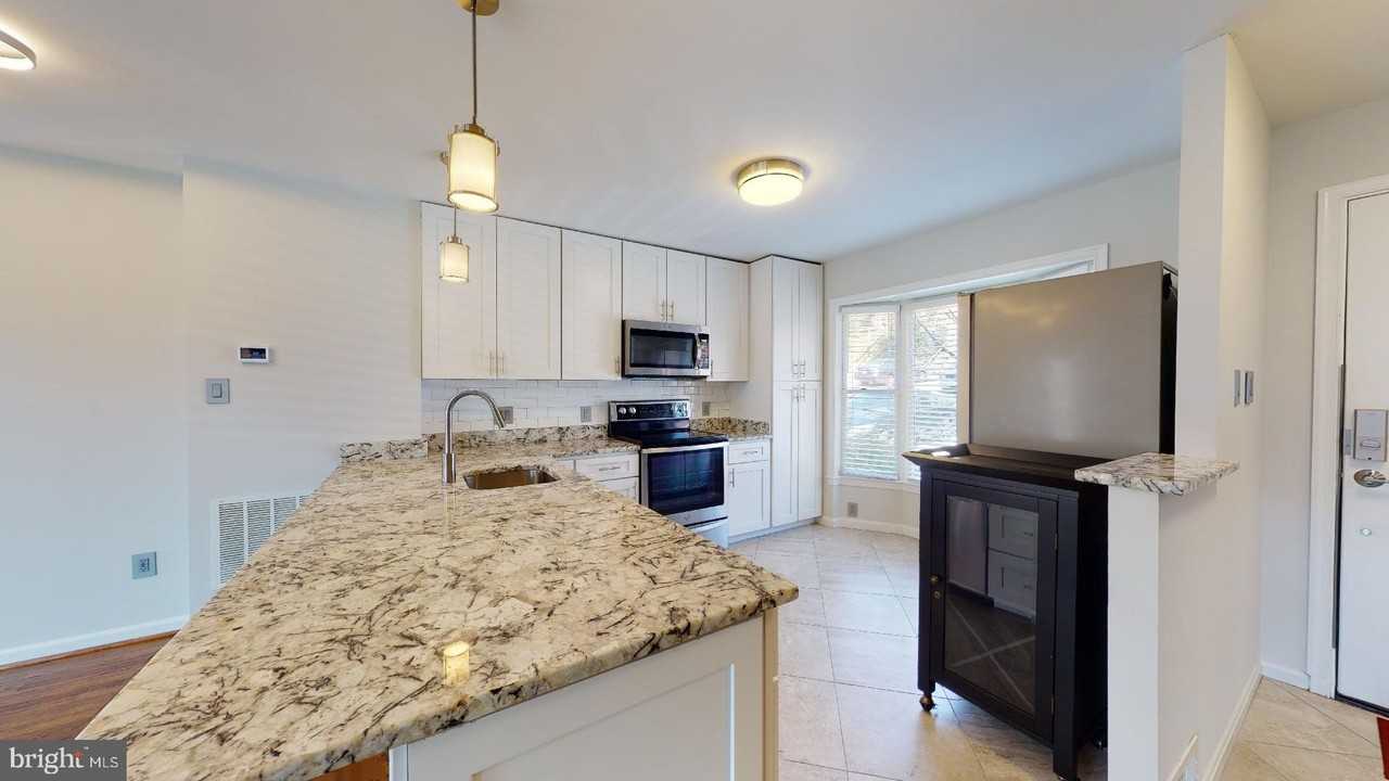 2029 S Glebe Rd - Photo 7 of 25