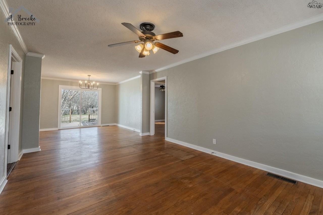 3121 Sherwood Ln - Photo 6 of 32