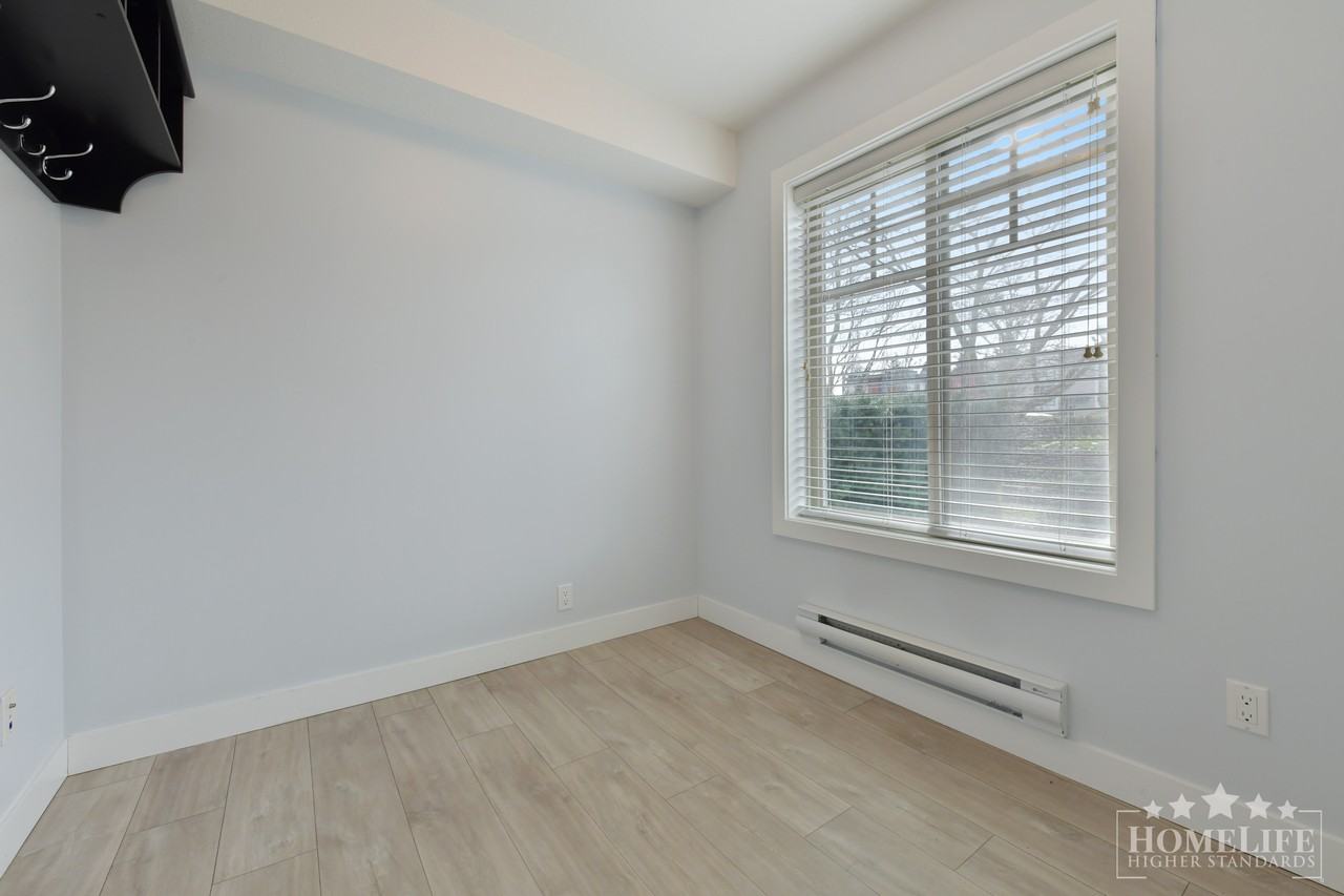 1708 King George Blvd - Photo 4 of 17