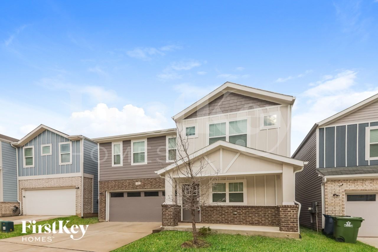 623 Sophia Way - Photo 2 of 16