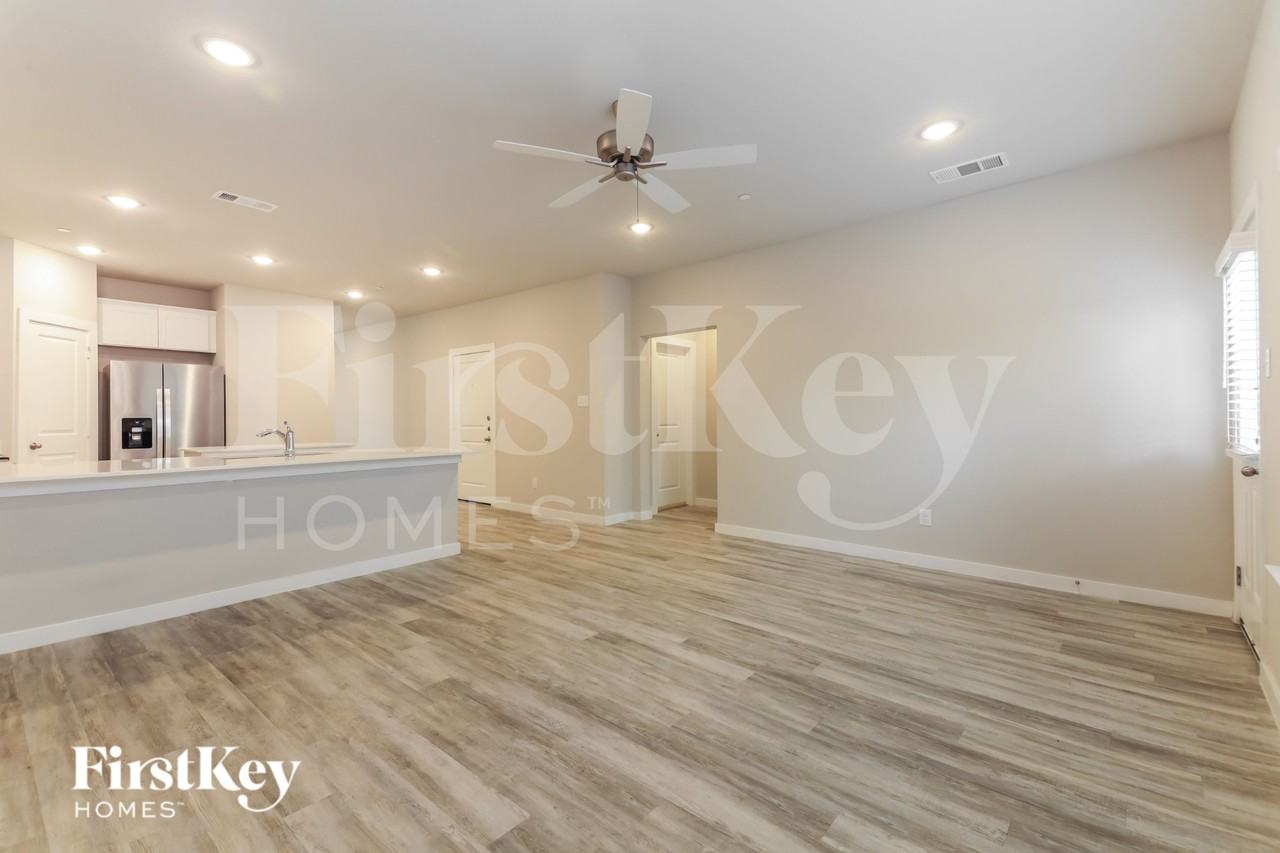 623 Sophia Way - Photo 4 of 16