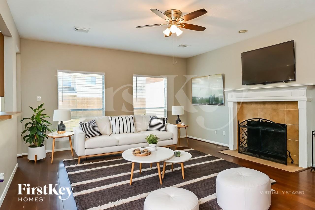 2558 Doral Dr - Photo 3 of 19