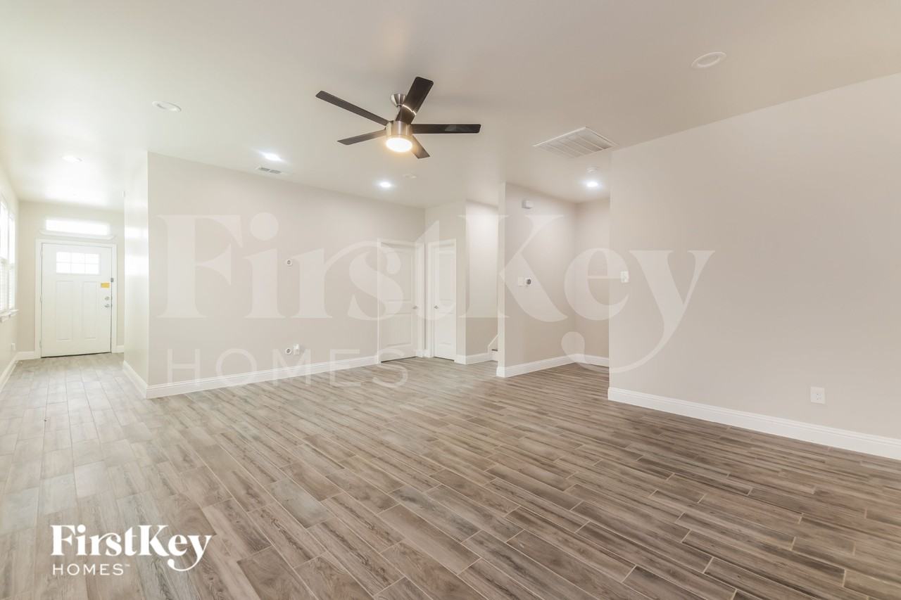 4030 Vineyard Dr - Photo 3 of 16