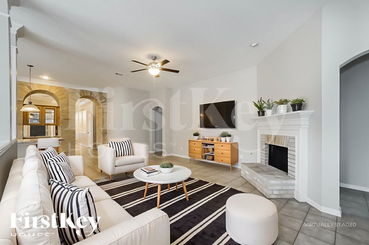 16042 Belleshire Ln - Photo 3 of 18