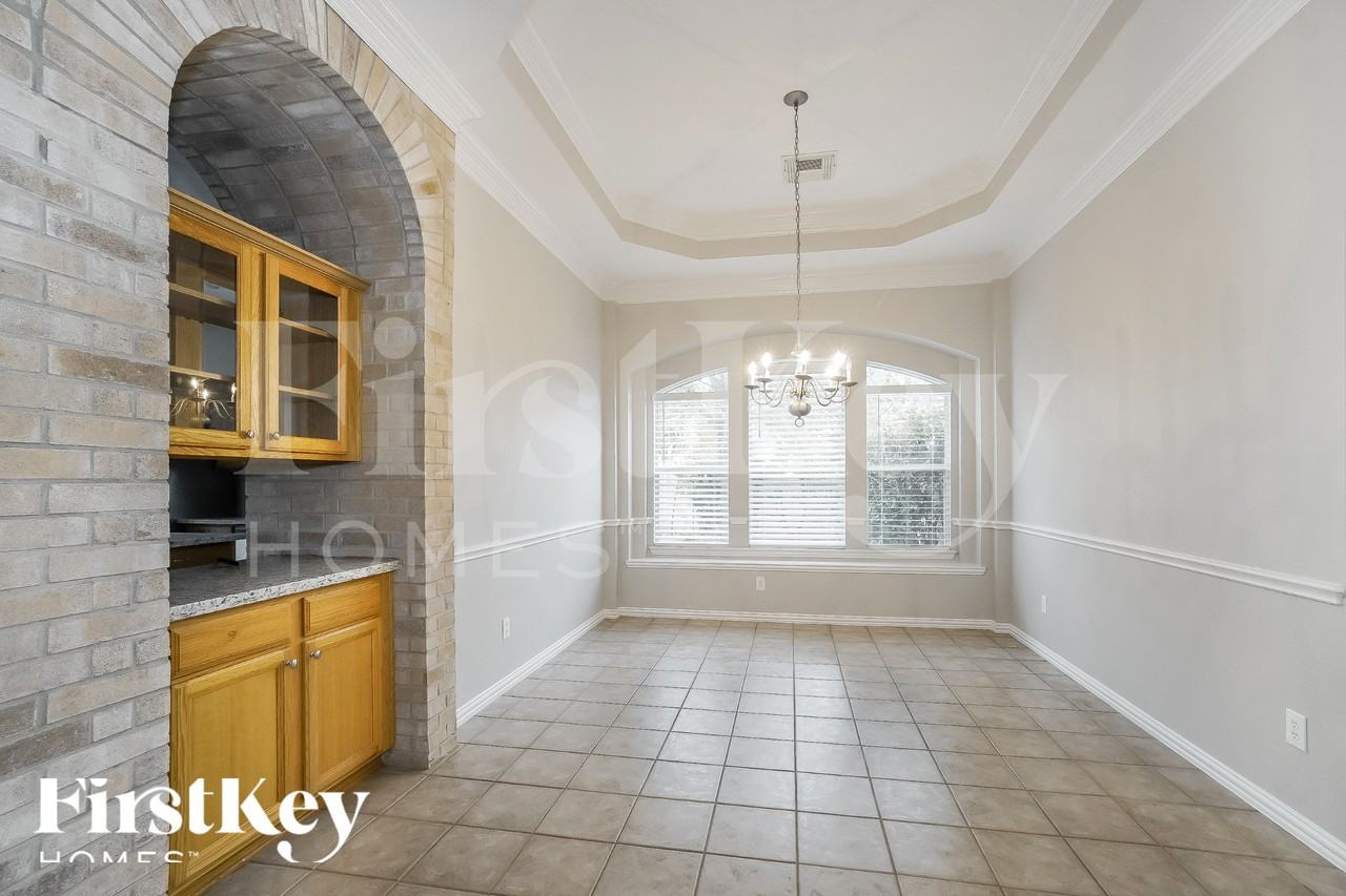 16042 Belleshire Ln - Photo 4 of 18