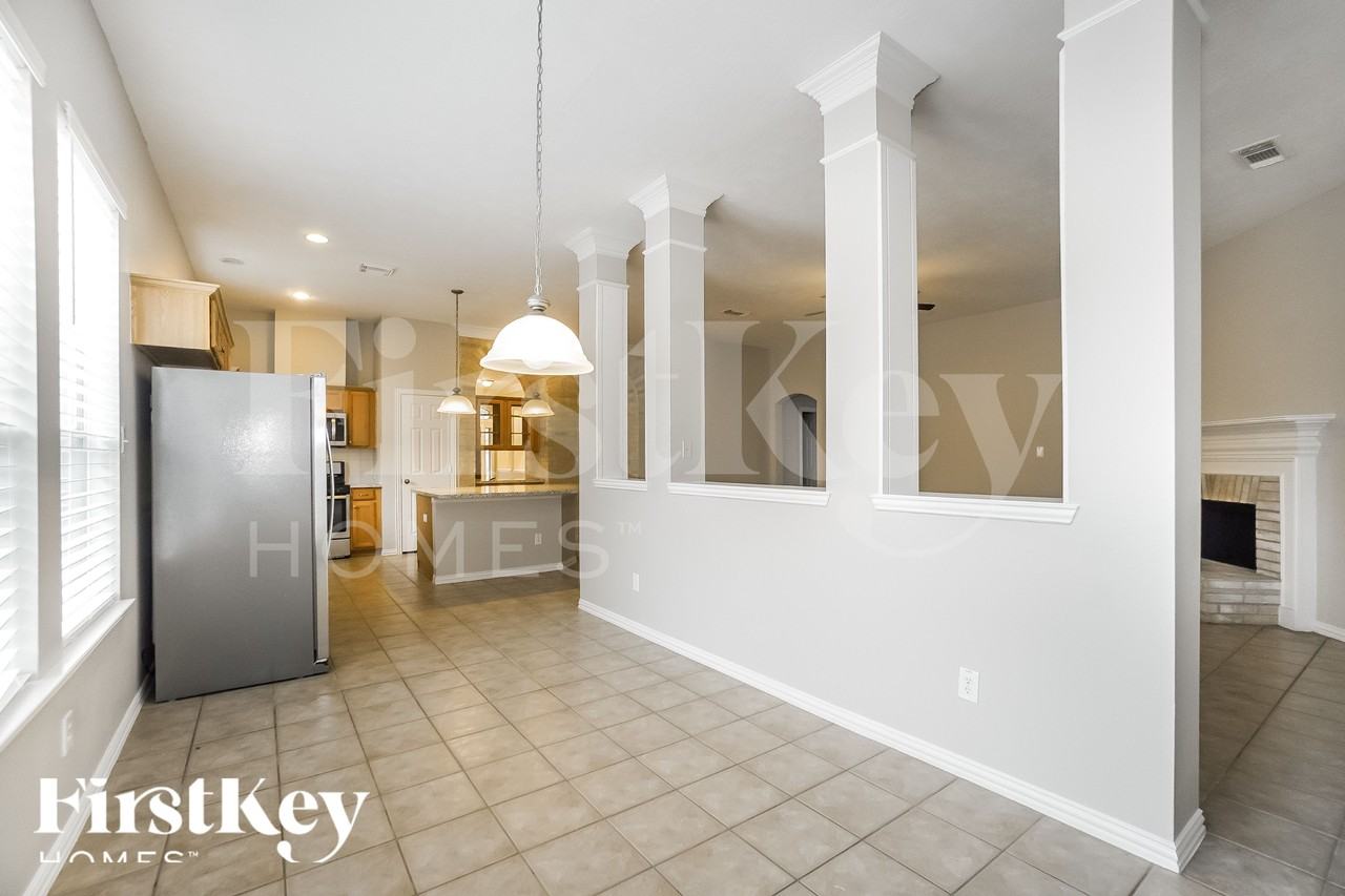 16042 Belleshire Ln - Photo 6 of 18