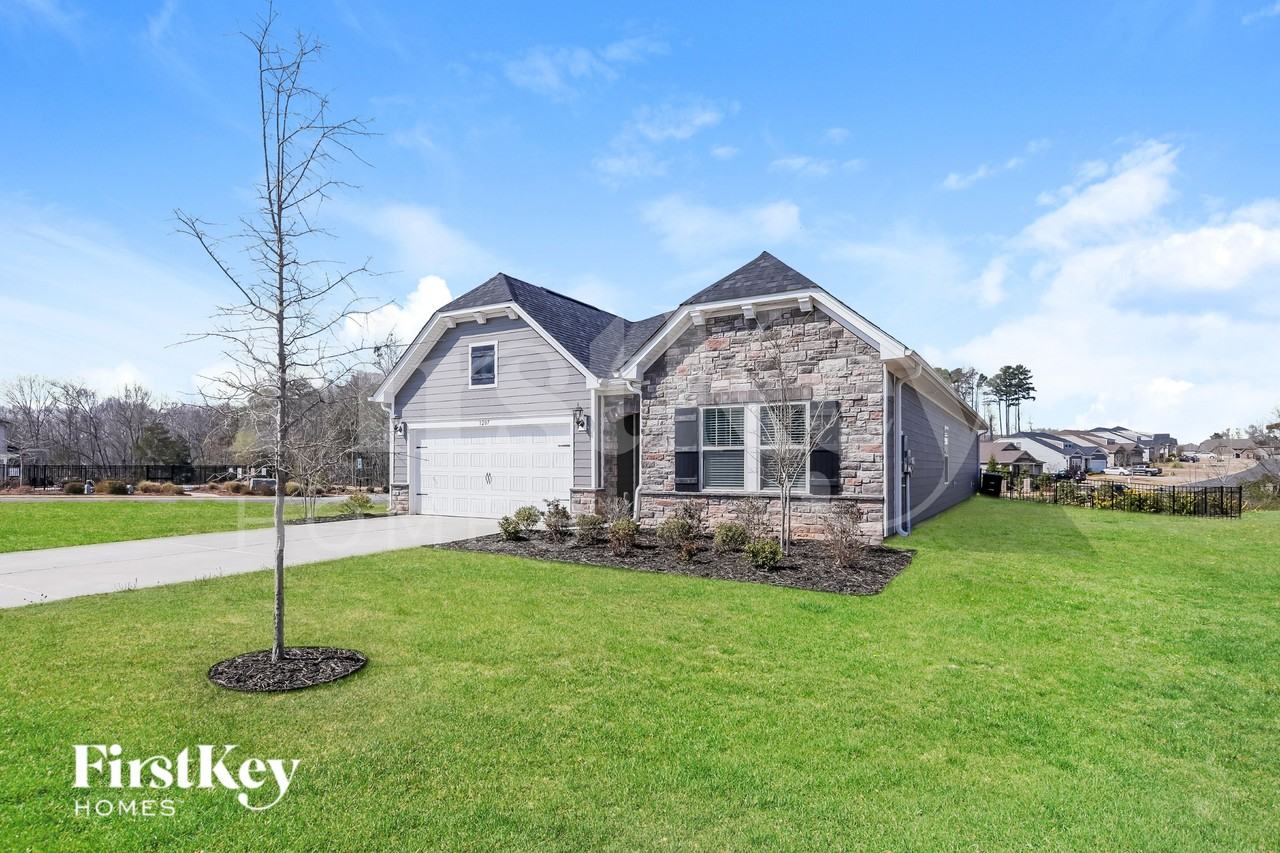 3207 Elmwood Dr - Photo 2 of 30