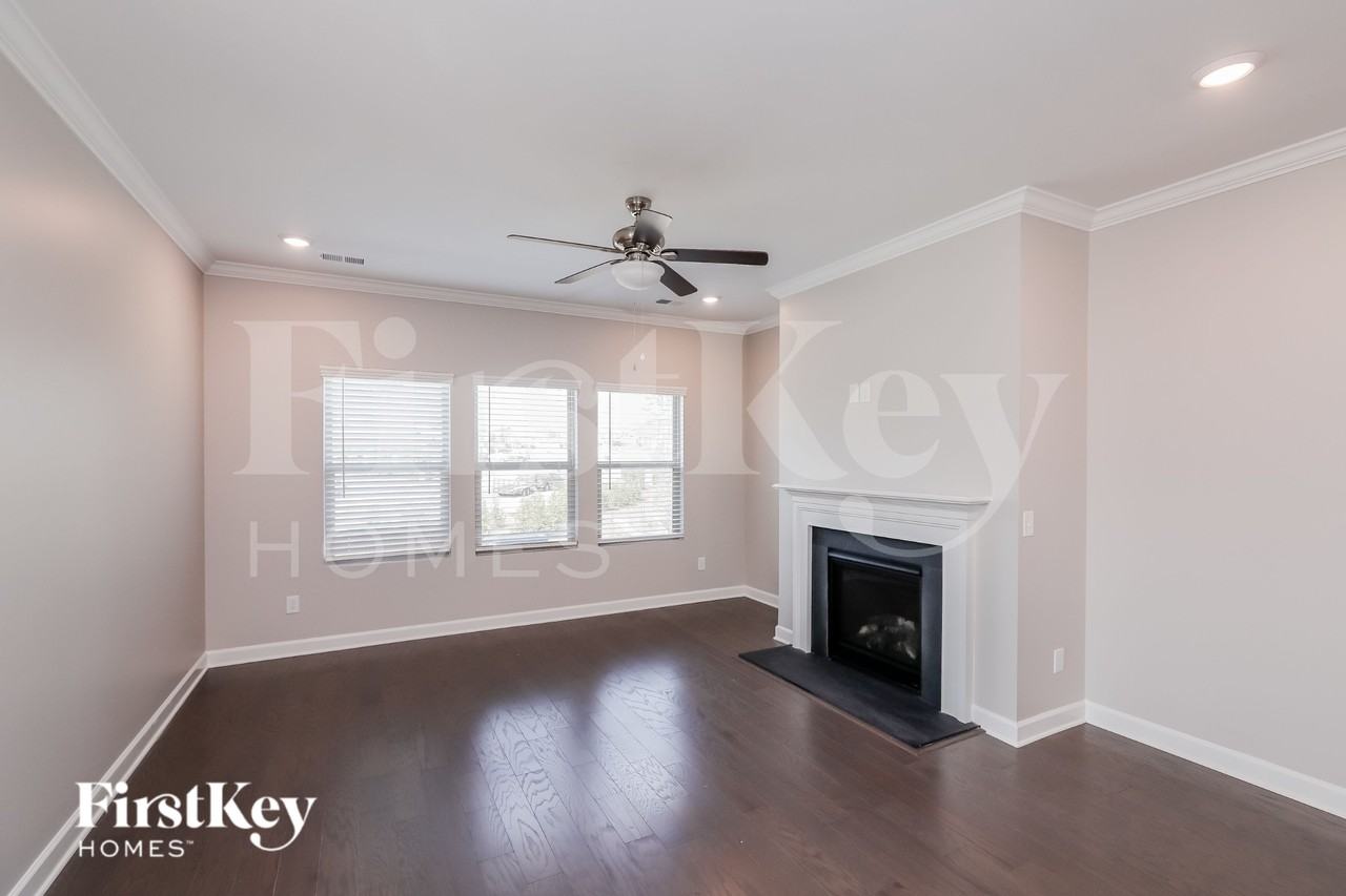 3207 Elmwood Dr - Photo 3 of 30