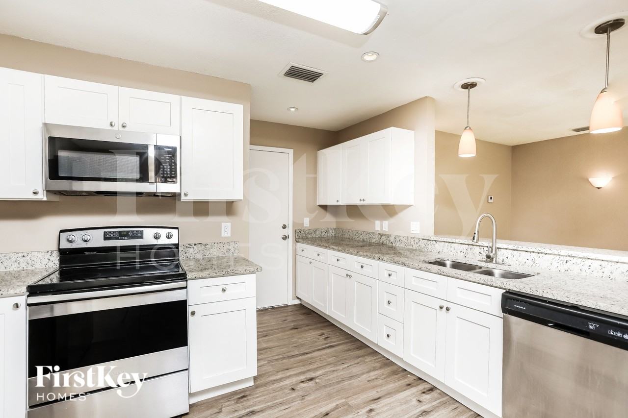 10573 Satinwood Cir - Photo 7 of 15