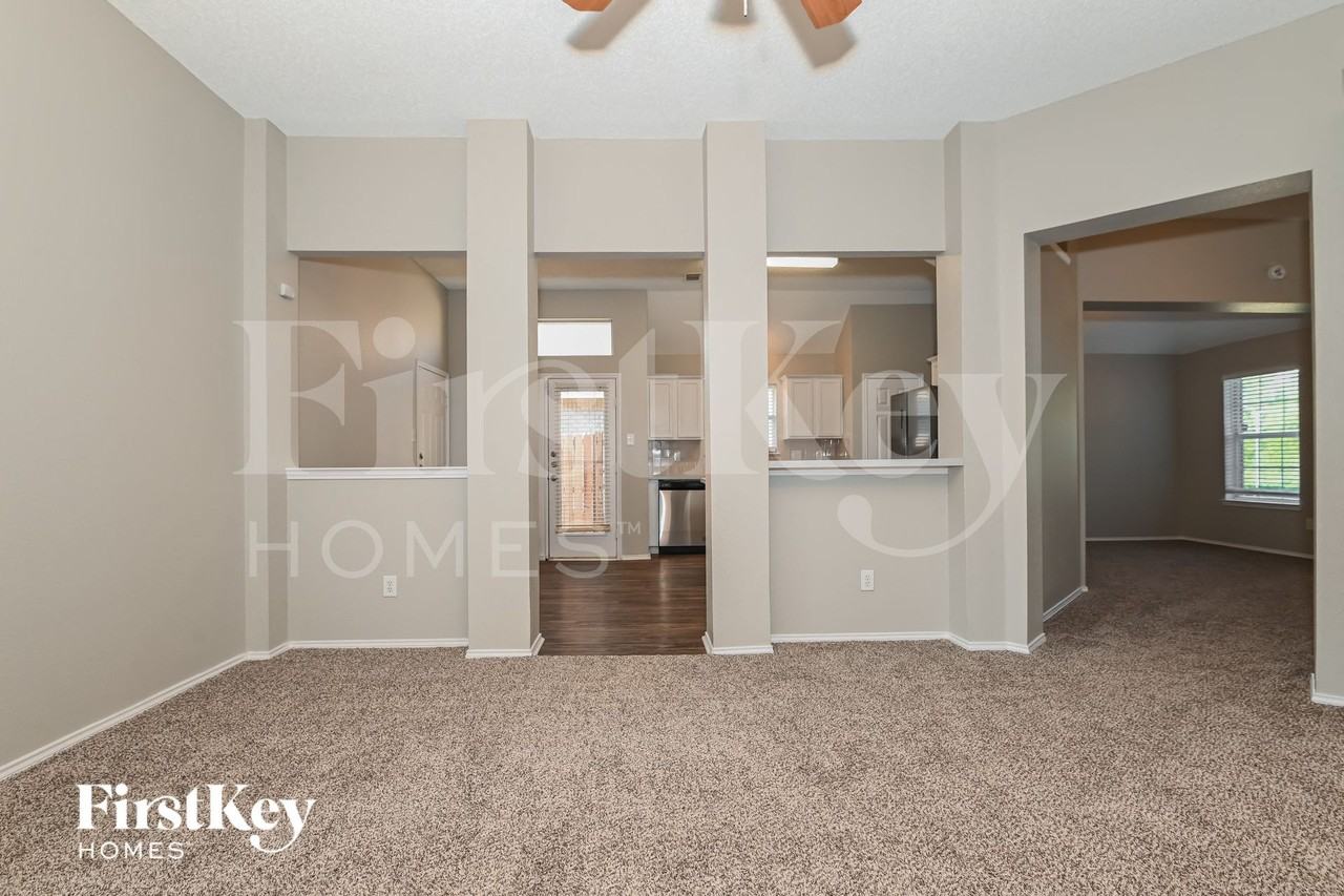 925 Parkwood Trl - Photo 4 of 15