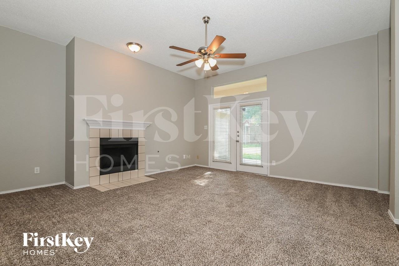 925 Parkwood Trl - Photo 5 of 15