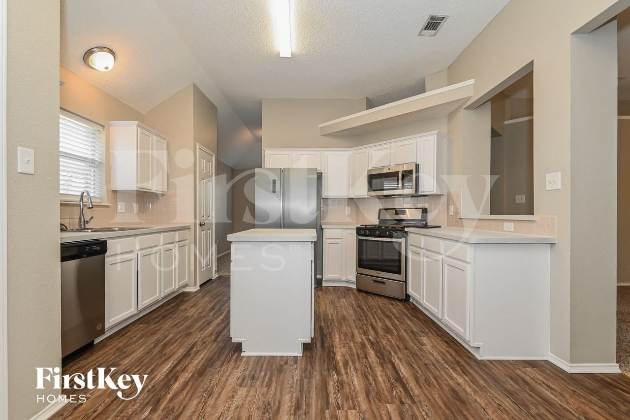 925 Parkwood Trl - Photo 7 of 15