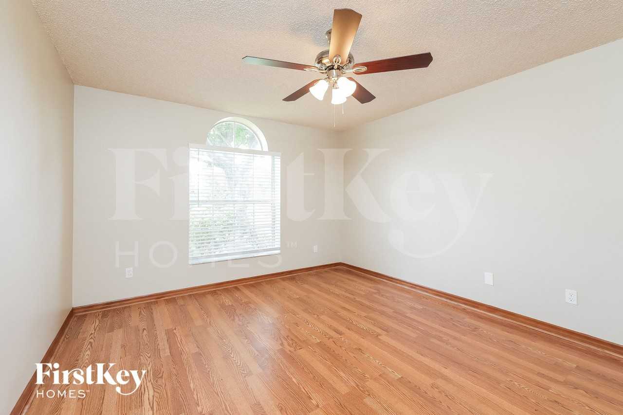 329 Edgewood Ct - Photo 7 of 15