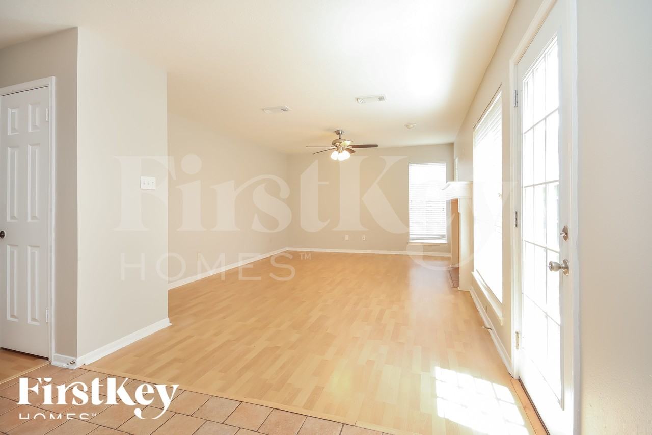 1039 Wentworth Dr - Photo 2 of 18