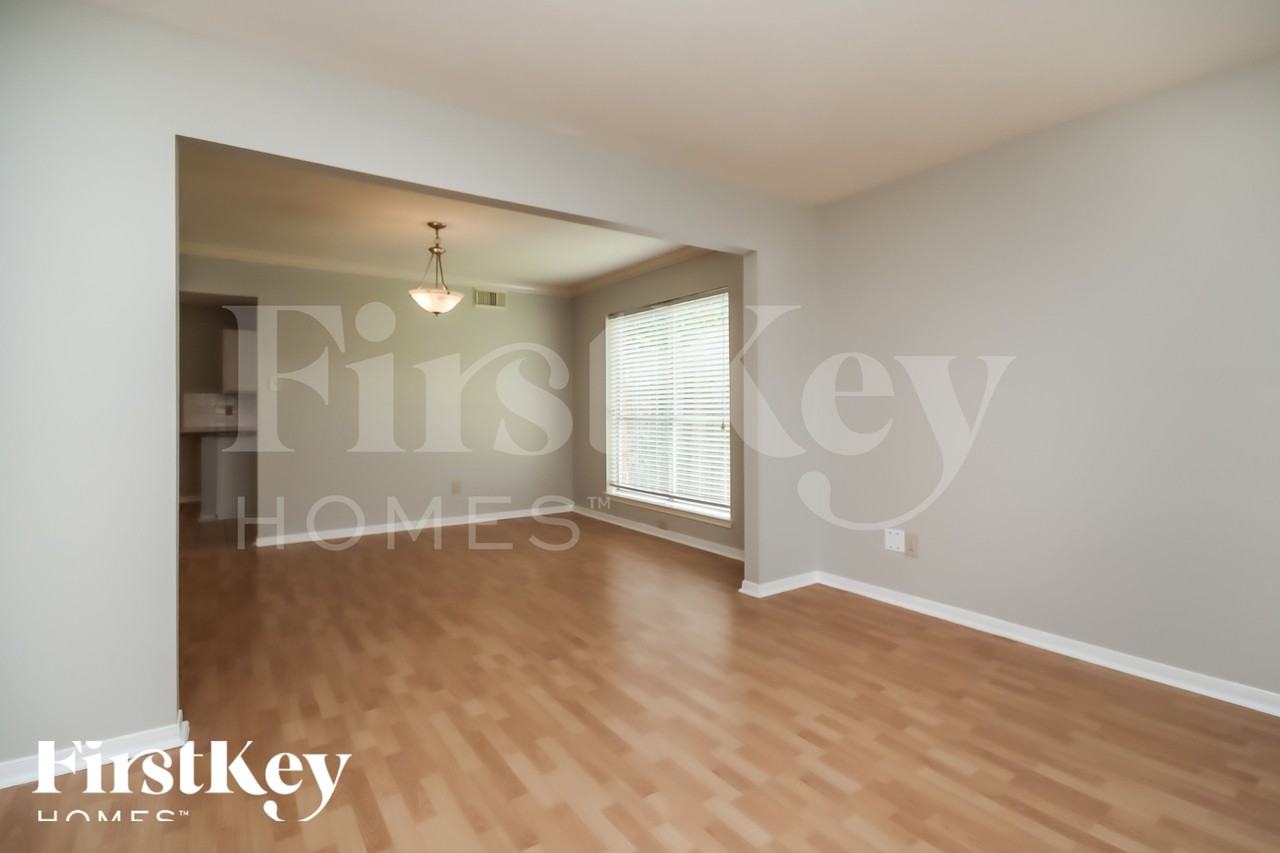 1039 Wentworth Dr - Photo 5 of 18