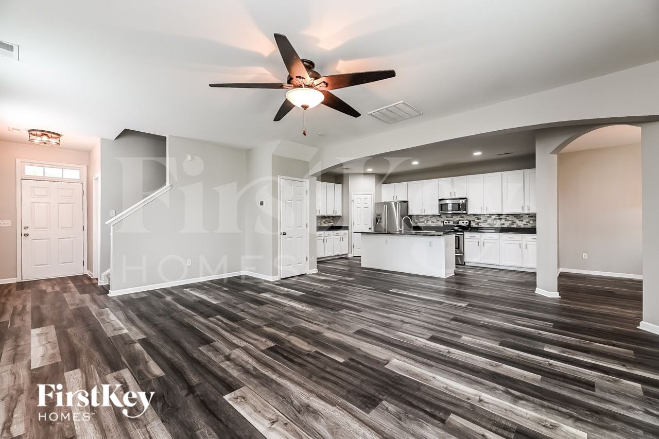 372 Sanctuary Park Dr - Photo 4 of 16