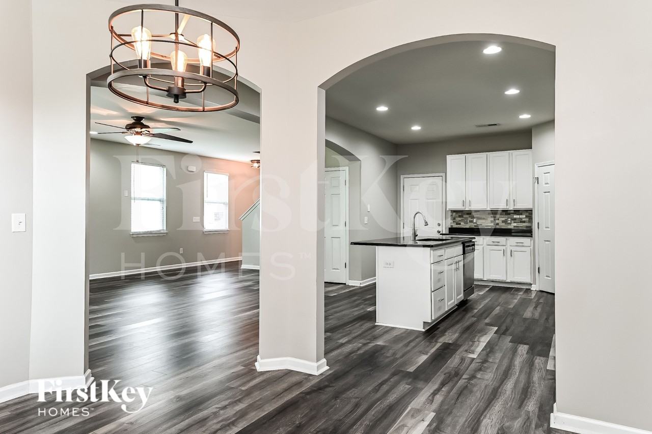 372 Sanctuary Park Dr - Photo 5 of 16