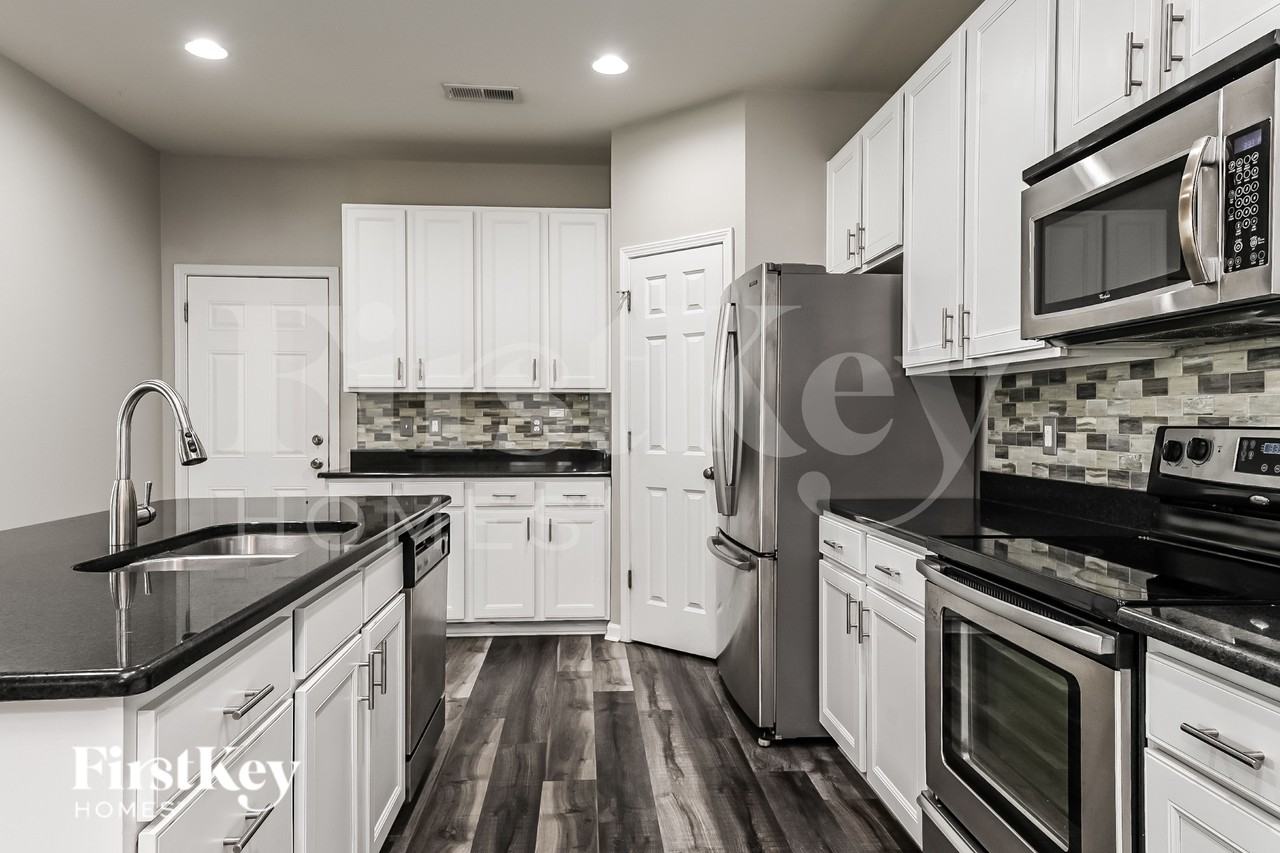 372 Sanctuary Park Dr - Photo 7 of 16