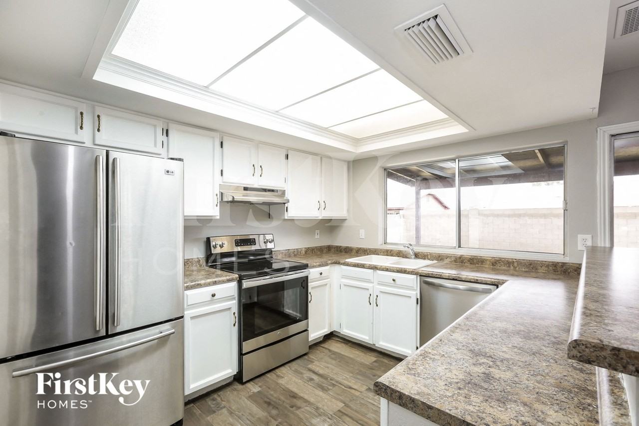 1302 W Kristal Way - Photo 7 of 15