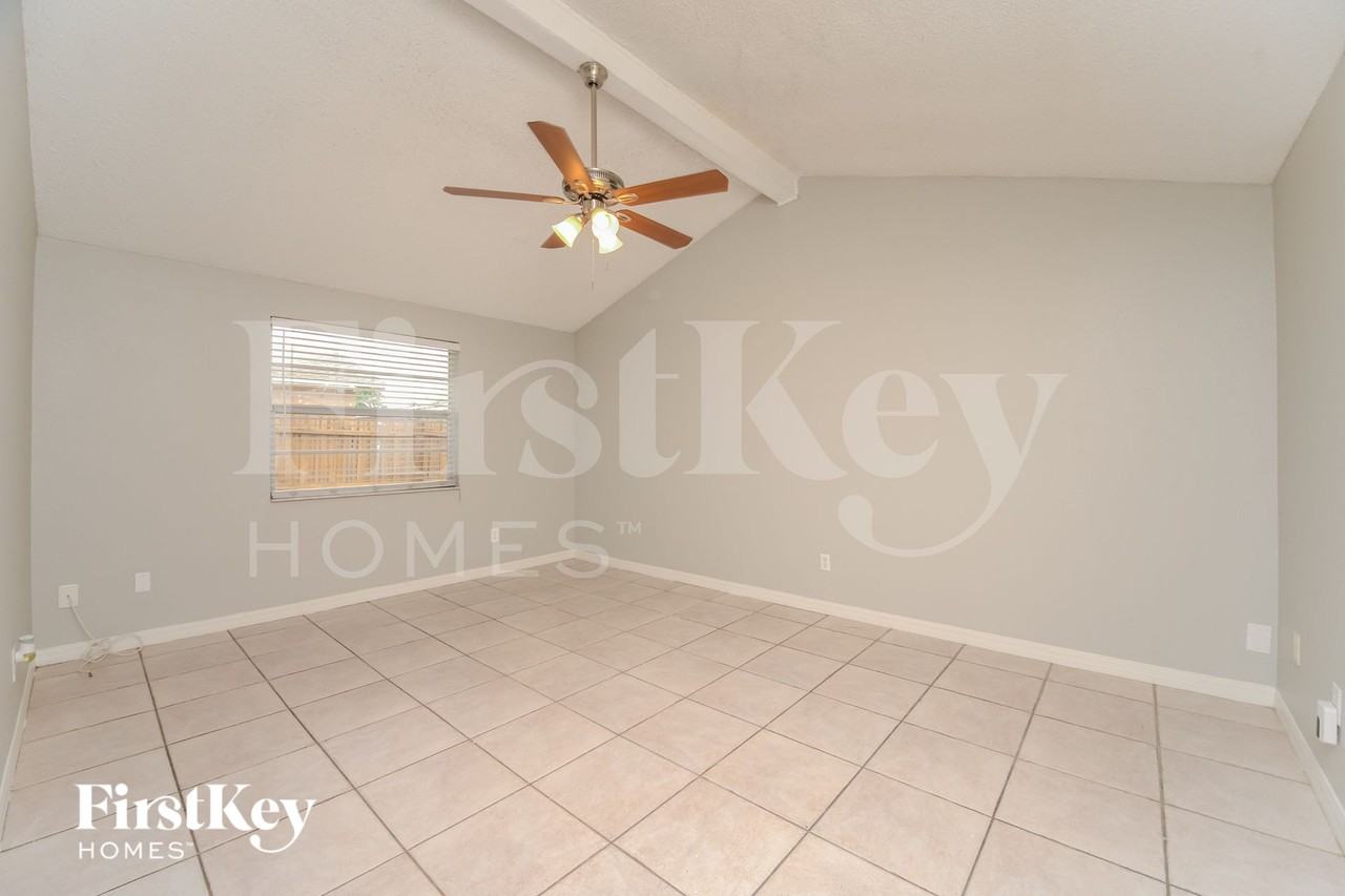 8509 Olympic Ct - Photo 4 of 15