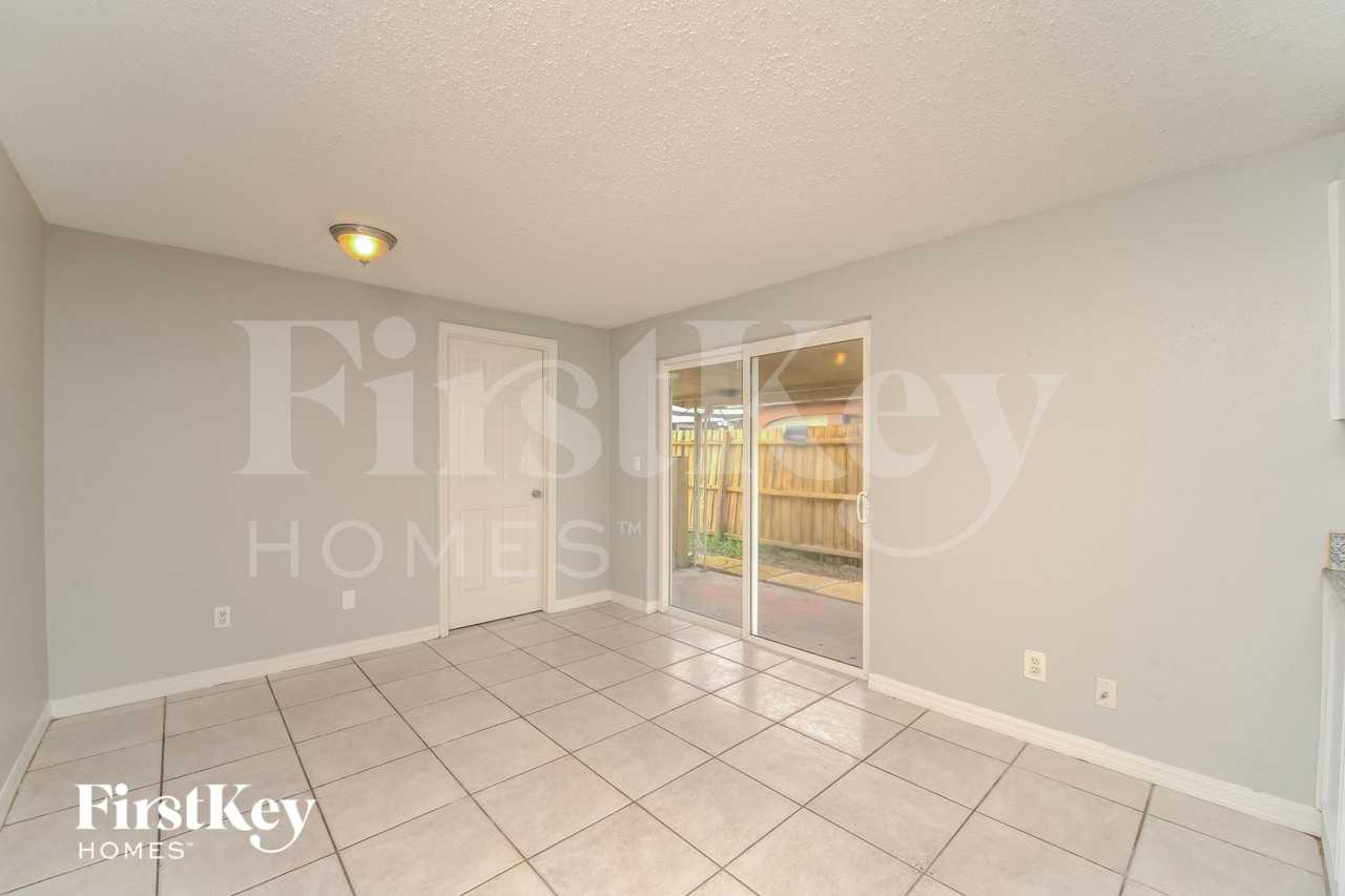 8509 Olympic Ct - Photo 5 of 15