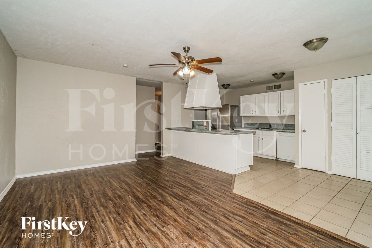 6403 Redwood Ln - Photo 4 of 15