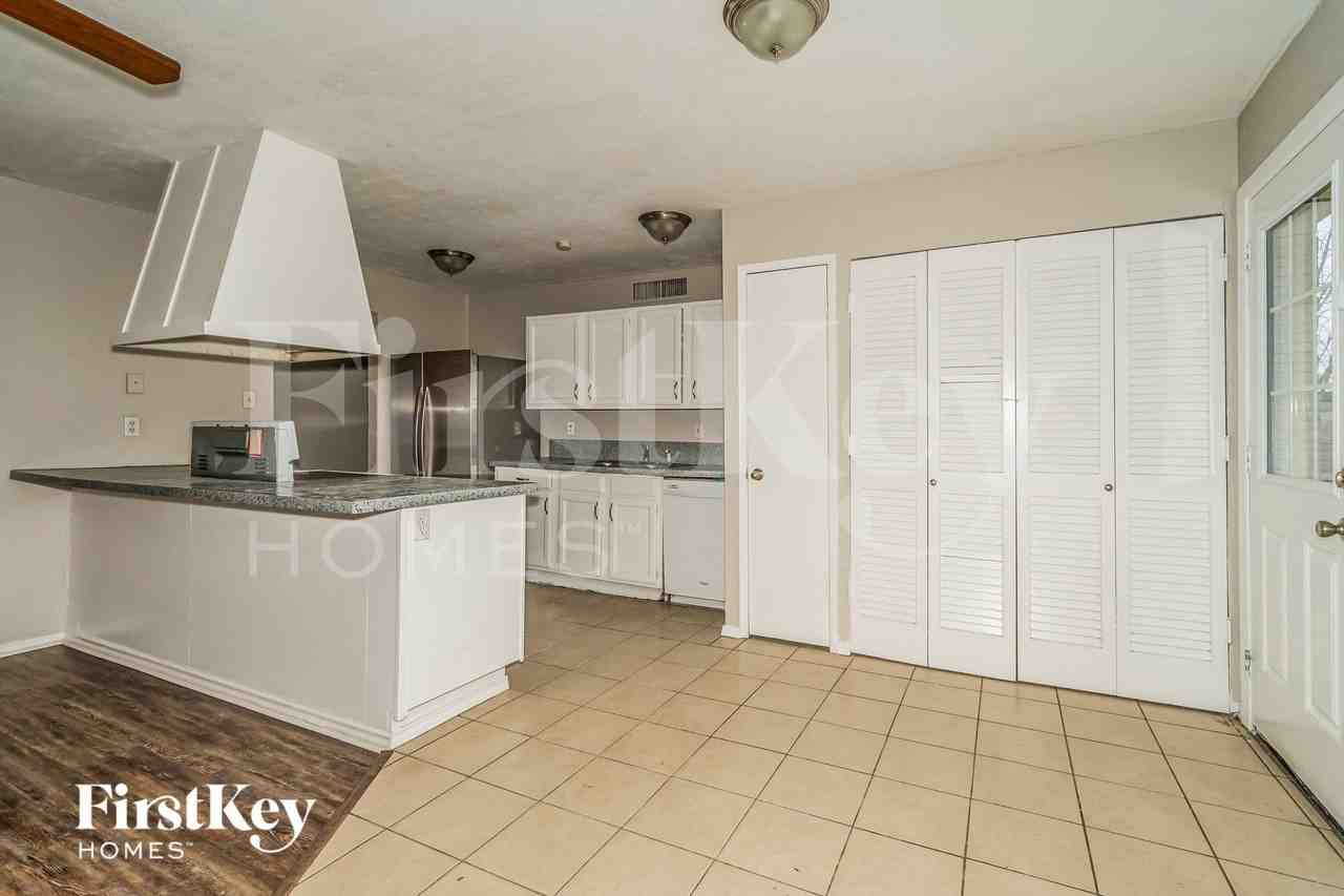 6403 Redwood Ln - Photo 5 of 15