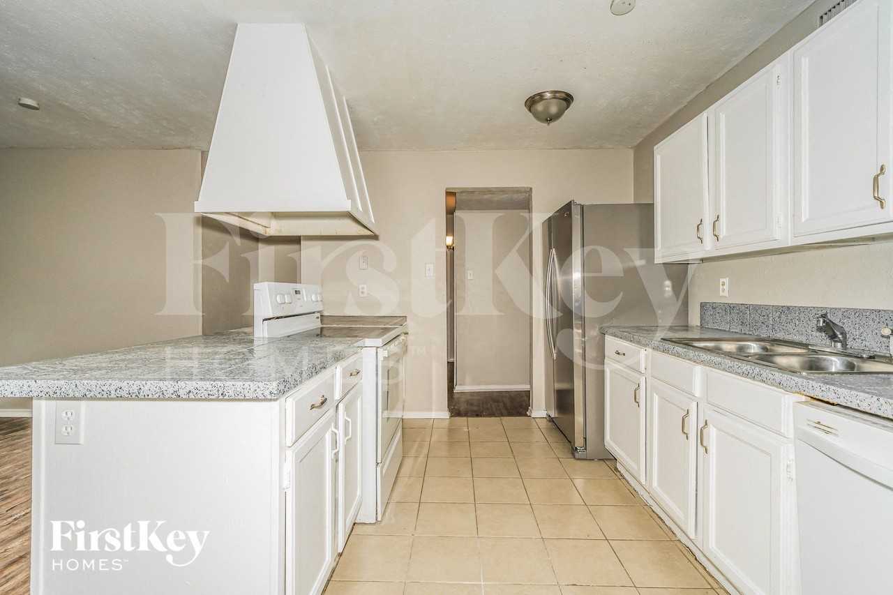 6403 Redwood Ln - Photo 6 of 15