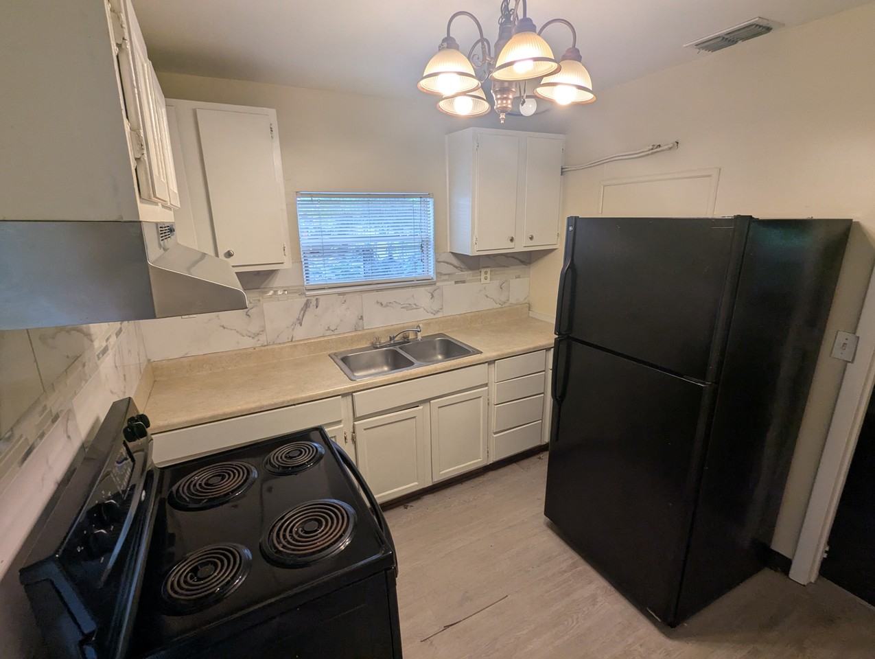 1411 Woodward St - Photo 4 of 10